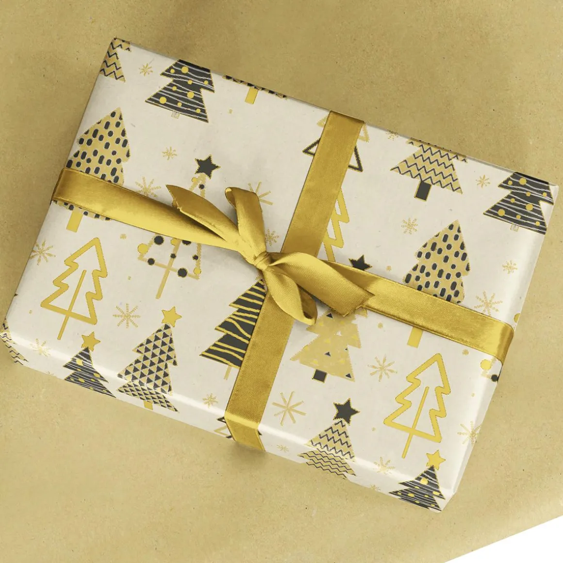 Papel Kraft Reciclado Con árboles De Navidad En Beige, Negro Y Dorado - Bobina De Papel De Regalo De 50 M